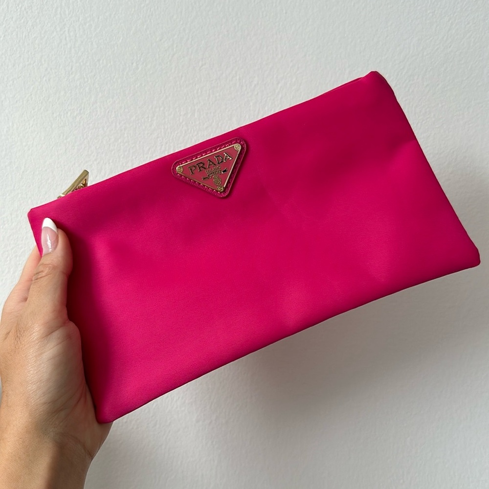 Clutch bag with zipper closure